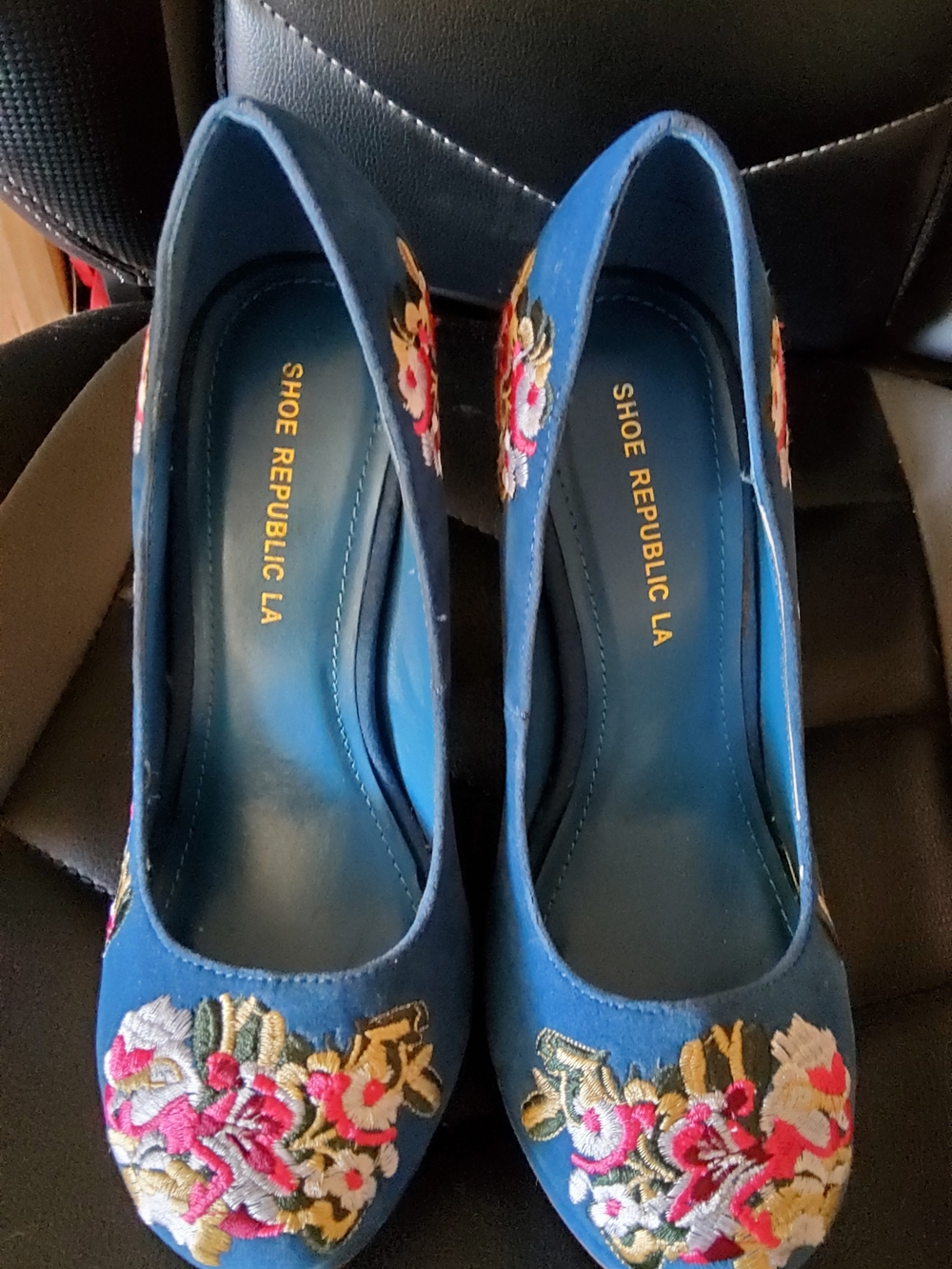 Shoe Republic LA Blue Embroidered Floral Chunky Heel Pumps - Picture 2 of 5